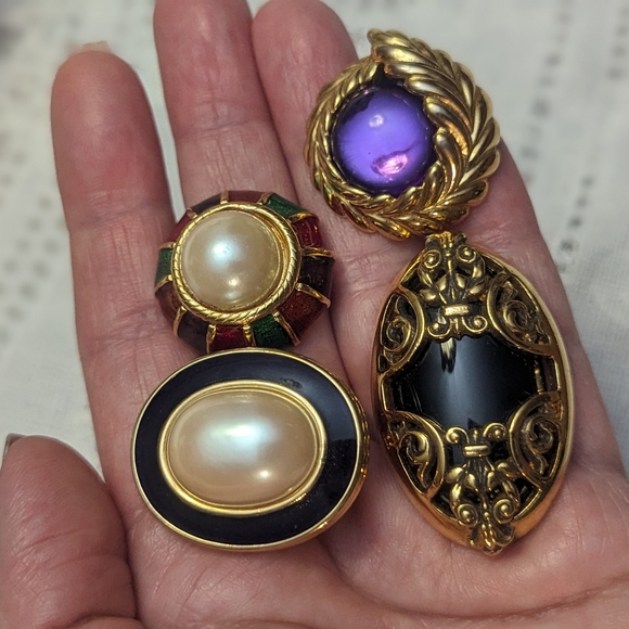 Trifari Gold Laurel Leaf Purple Cabochon Moghul Clip earrings - Picture 11 of 11